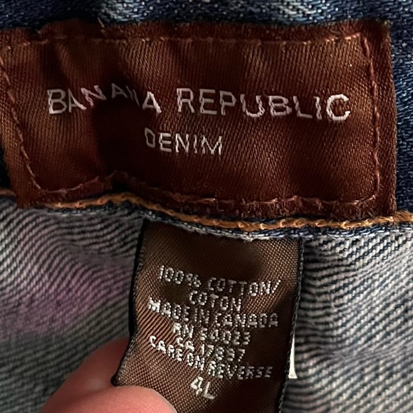 Banana Republic • Medium Wash Flare Jeans - Picture 4 of 4